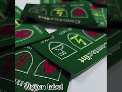 মেটাল গার্ন গোল্ড এবং সিলভার লুরেক্স ওয়েভেন পোশাকের ব্র্যান্ডের লেবেল মাঝখানে ভাঁজ করা