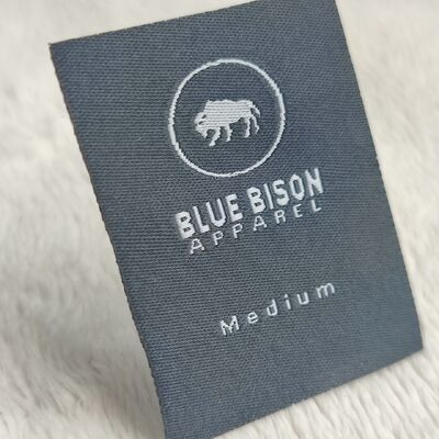 কারখানার কাস্টম বিলাসবহুল টি-শার্ট ব্র্যান্ড লোগো ফ্যাশন ডাই পোশাক ব্যবহারের জন্য স্যাটিন বোনা লেবেল