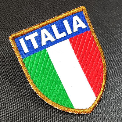 ফ্যাক্টরি কাস্টম শিল্ড ফ্ল্যাগ এমব্রয়ডারি করা প্যাচ কাস্টমাইজড পোশাকের লেবেল সেলাই-অন পোশাকের ব্যাজ