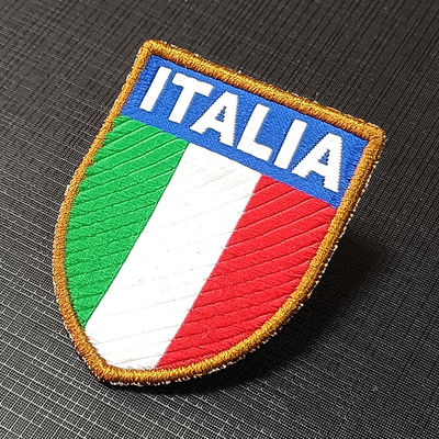 ফ্যাক্টরি কাস্টম শিল্ড ফ্ল্যাগ এমব্রয়ডারি করা প্যাচ কাস্টমাইজড পোশাকের লেবেল সেলাই-অন পোশাকের ব্যাজ