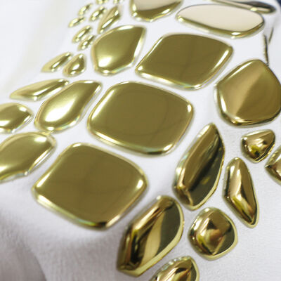 কারখানার কাস্টম ধাতব সোনার টিপিইউ তাপ স্থানান্তর লেবেল - বিলাসবহুল পোশাক ও ফ্যাশন পোশাকের জন্য অনিয়মিত আকৃতির প্রতীক