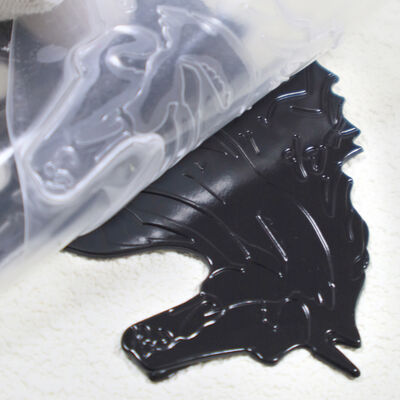 ব্ল্যাক রানিং হর্স টিপিইউ হিট ট্রান্সফার লেবেল পোশাক ও ব্যাগ ব্র্যান্ডিংয়ের জন্য 3 ডি এমবসড ভোল্টেজ প্যাচ