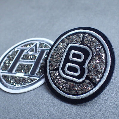 এমব্রয়ডারি করা সার্ভিস কাস্টম পোশাকের ব্যাজ লেবেল ১০০% মেশিন এমব্রয়ডারি প্যাচ এবং হিট ট্রান্সফার ব্যাজ সহ