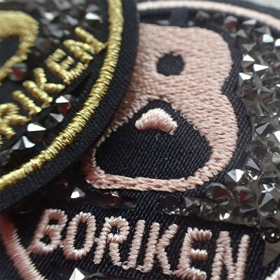 এমব্রয়ডারি করা সার্ভিস কাস্টম পোশাকের ব্যাজ লেবেল ১০০% মেশিন এমব্রয়ডারি প্যাচ এবং হিট ট্রান্সফার ব্যাজ সহ