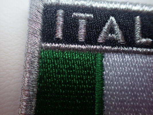 পোশাকের ব্যবহারের জন্য পাইকারি কাস্টম এমব্রয়ডারি প্যাচ 3D উঁচু লোগো পোশাকের লেবেল