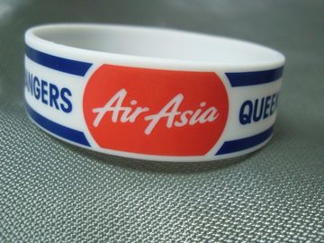 ট্রেড শো প্রোমোশনাল আইটেম giveaways এমবসড সিলিকন Wristband ব্রেসলেট
