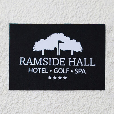 উচ্চ মানের ফ্ল্যাট সিলিকন ট্রান্সফার স্টিকার পোশাক আনুষাঙ্গিক জন্য টেকসই কাস্টম ব্র্যান্ড লোগো ট্যাগ